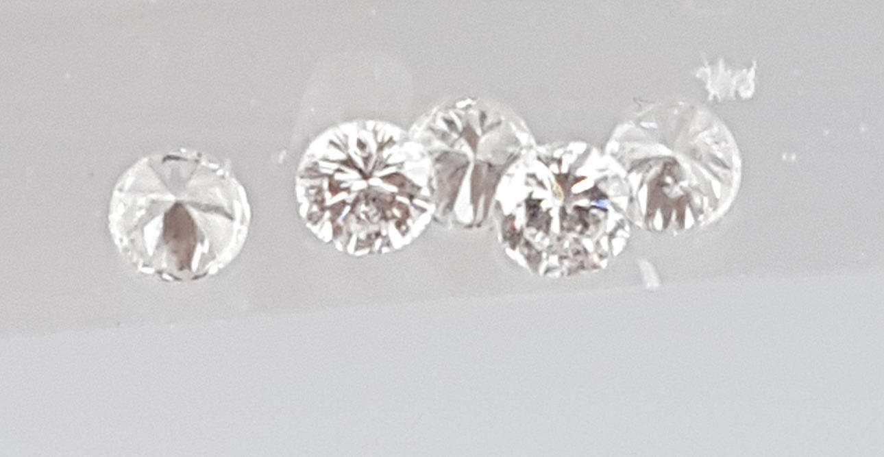 - 5 lösa DIAMANTER.