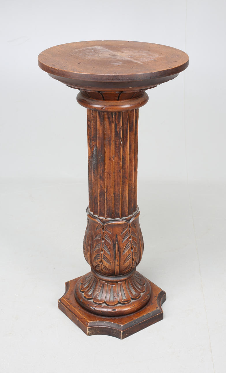 PIEDESTAL, sculpted oak, 1900s.