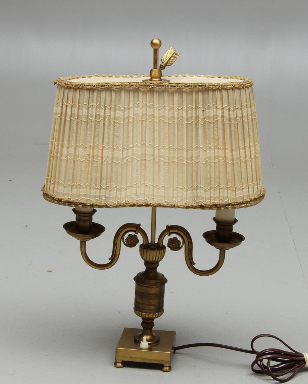 BORDSLAMPA, med mässingsfot, 1900-tal.