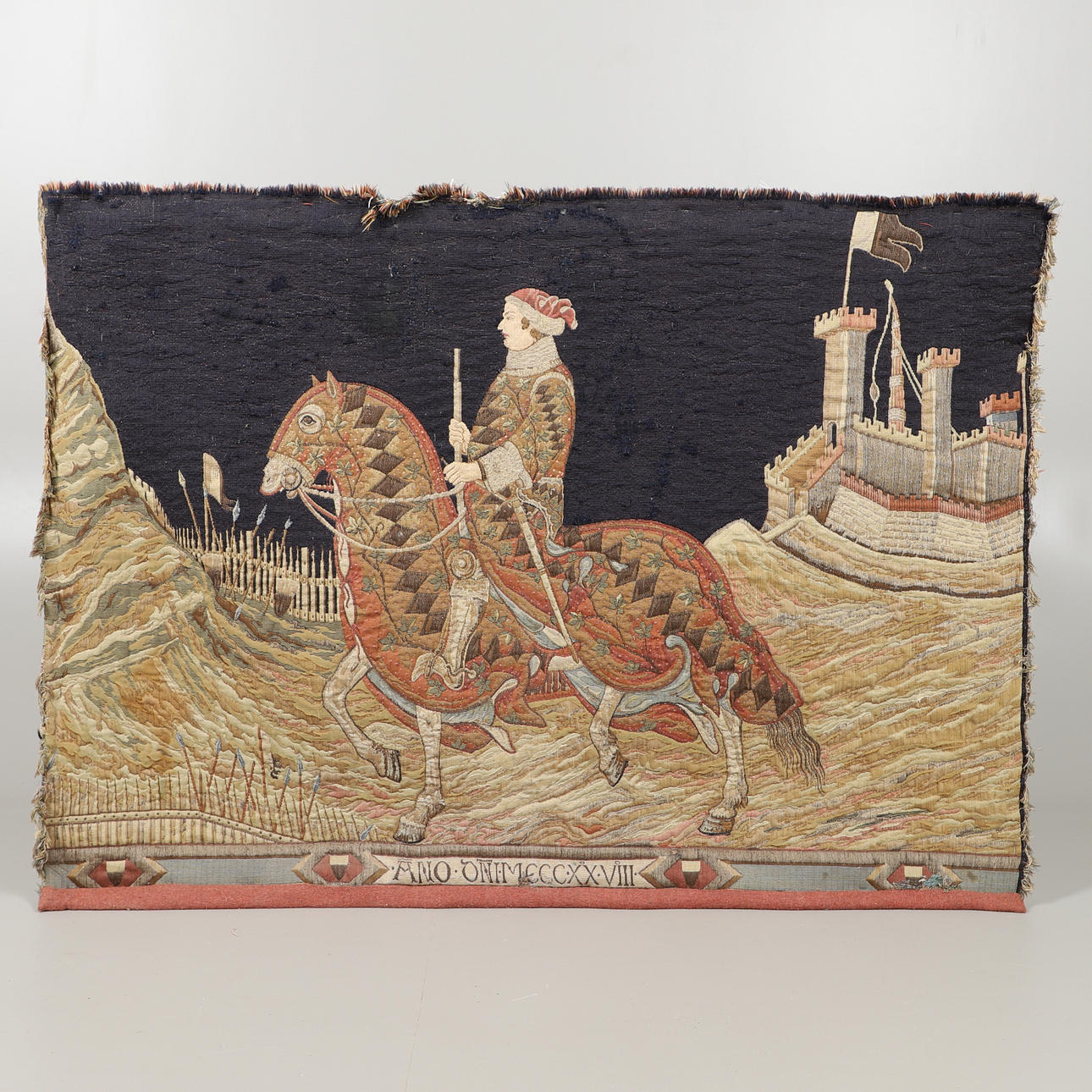 EN MASKINE VÆVET ULD TÆP.