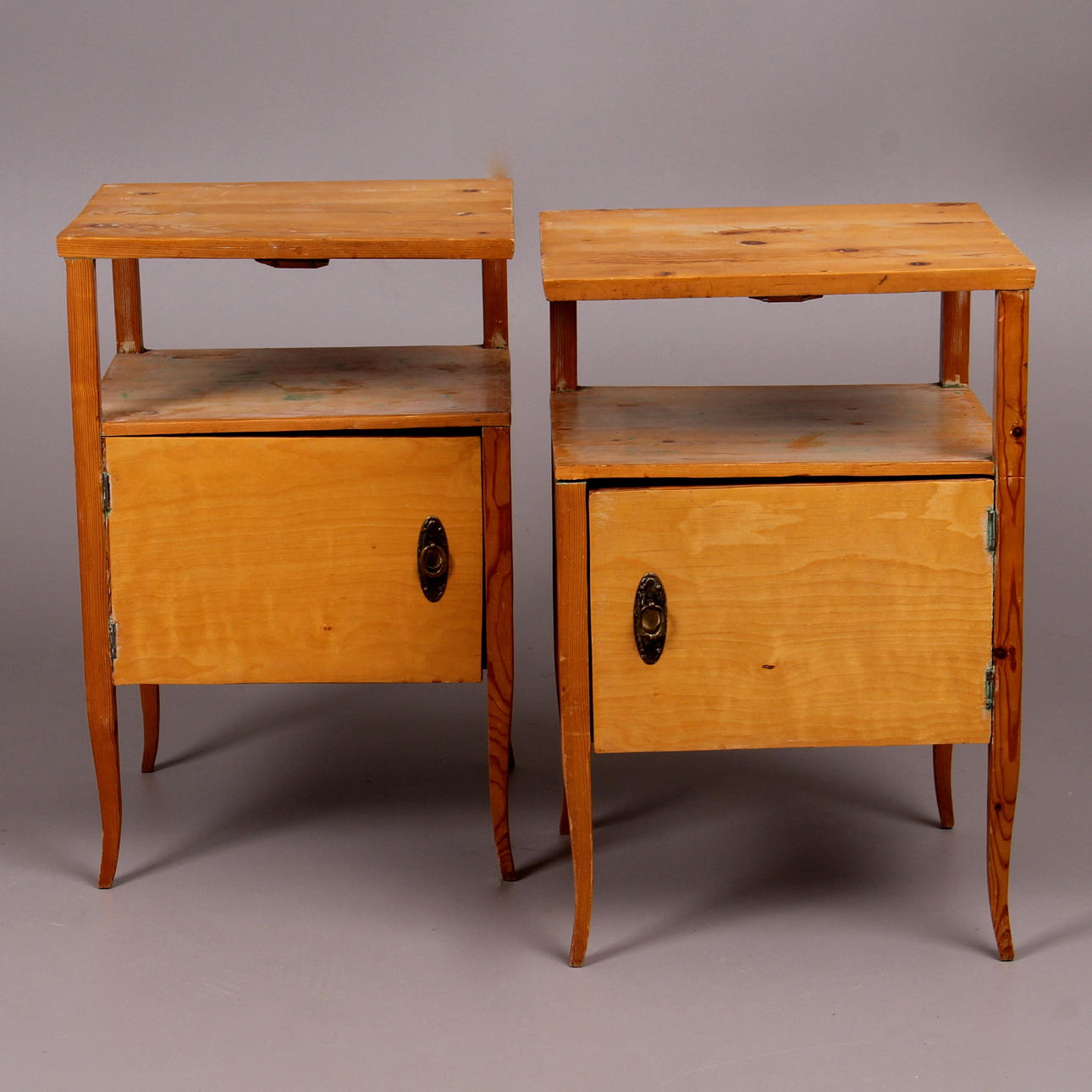 POTTSKÅP/NATTDUKSBORD, ett par, furu, Jugend, 1900-talets första kvartal.