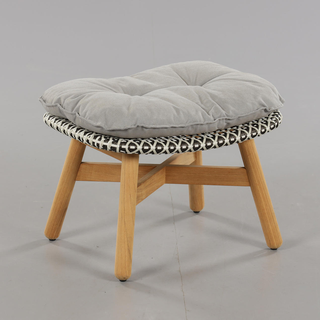 DEDON, Hocker "Mbrace", Design Sebastian Herkner, zeitgenössisch.