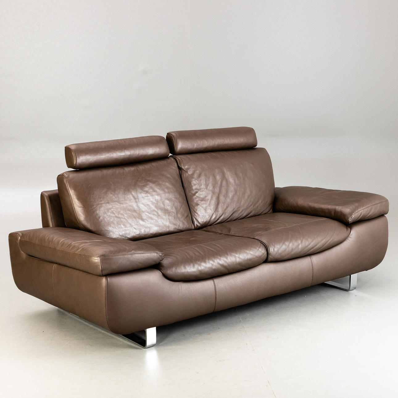 NATUZZI. cuero 2 plazas.