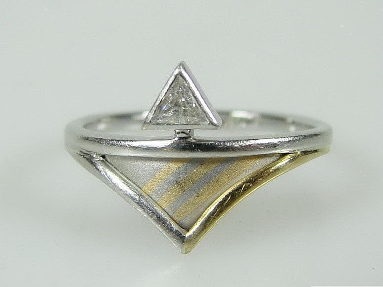 950 PLATINUM DIAMOND TRIANGLE WOMEN'S RING.