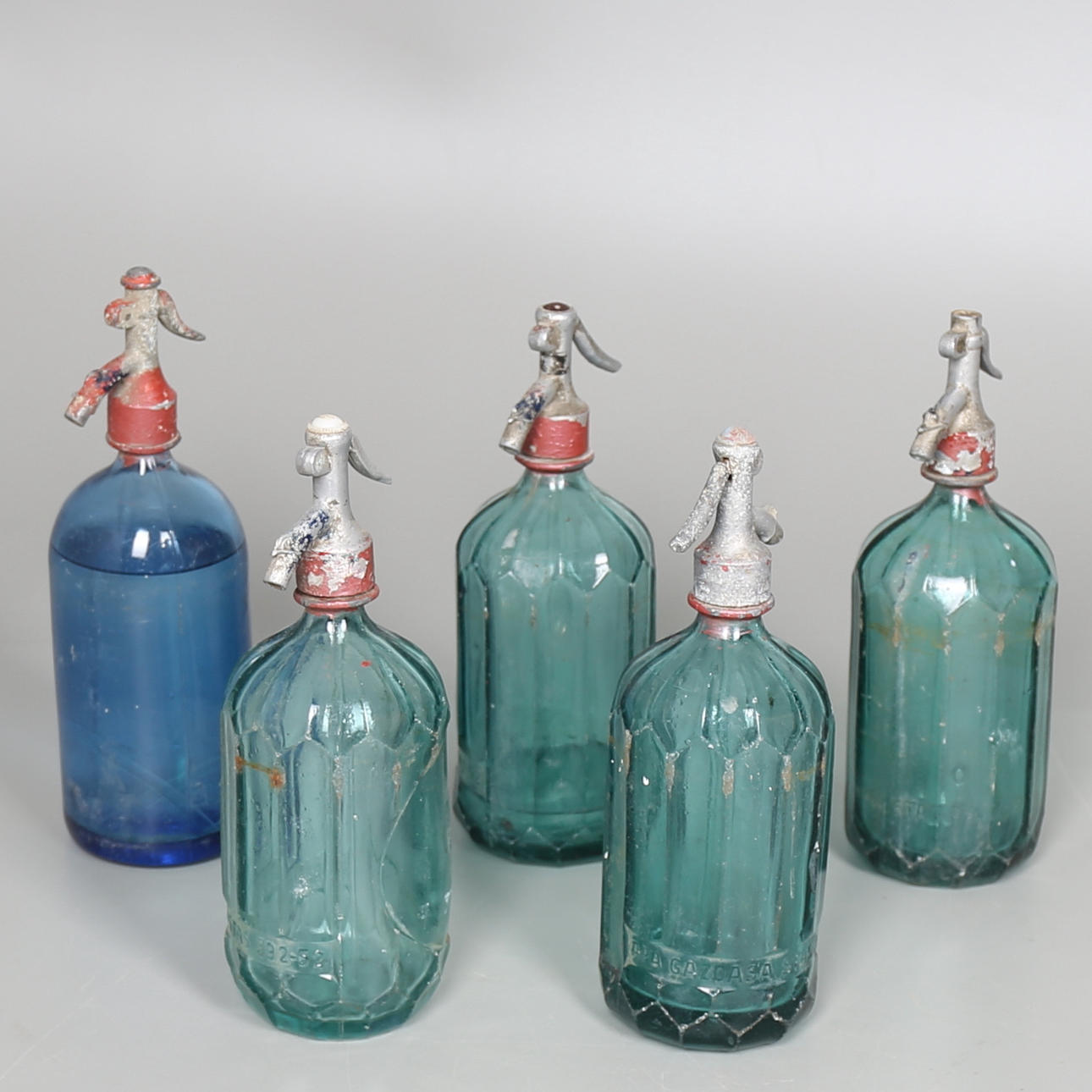 SIFONER i glas och aluminium. 5 st, tidigt 1900-tal.