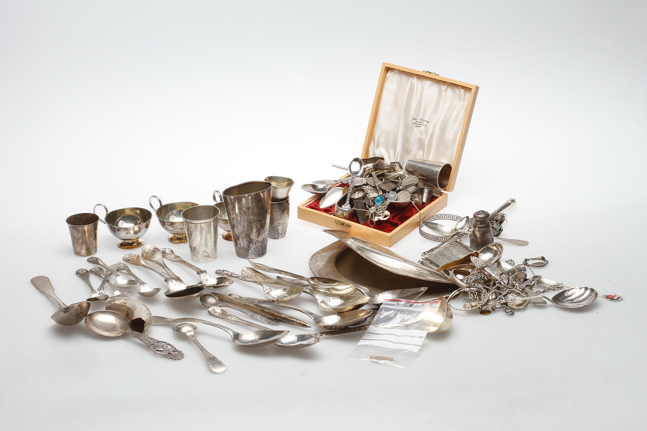 SILVERSKROT, ca 2111 gram, samt guld, 2,2 gram.