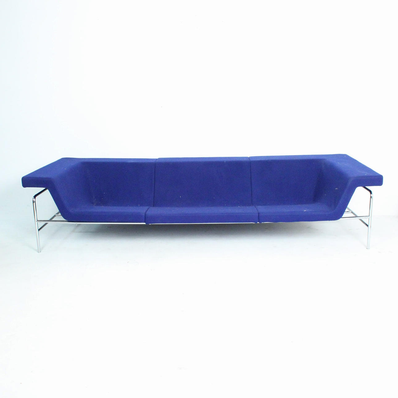 Großes Sofa in Ultramarin.