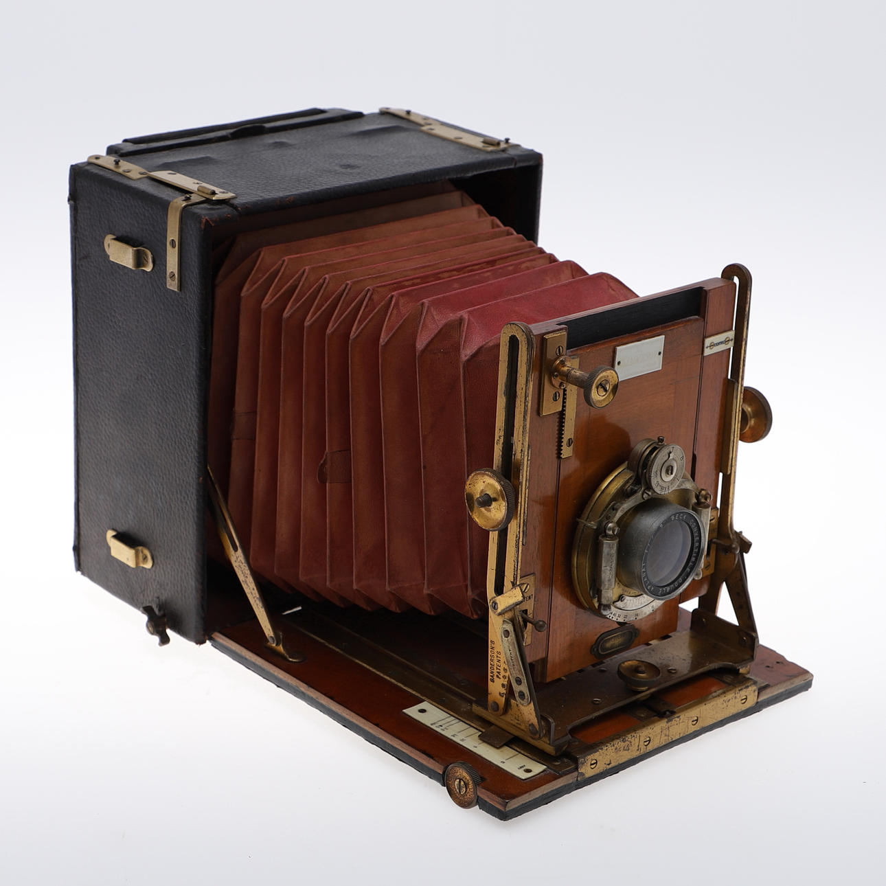 AN EARLY 20TH CENTURY SANDERSON HALF PLATE CAMERA.