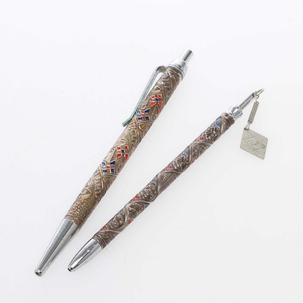 KULSPETSPENNOR, 2 st, delvis sterlingsilver med emaljdekor, "Tribes of Israel", Made in Istrael, 1900-talets andra hälft.