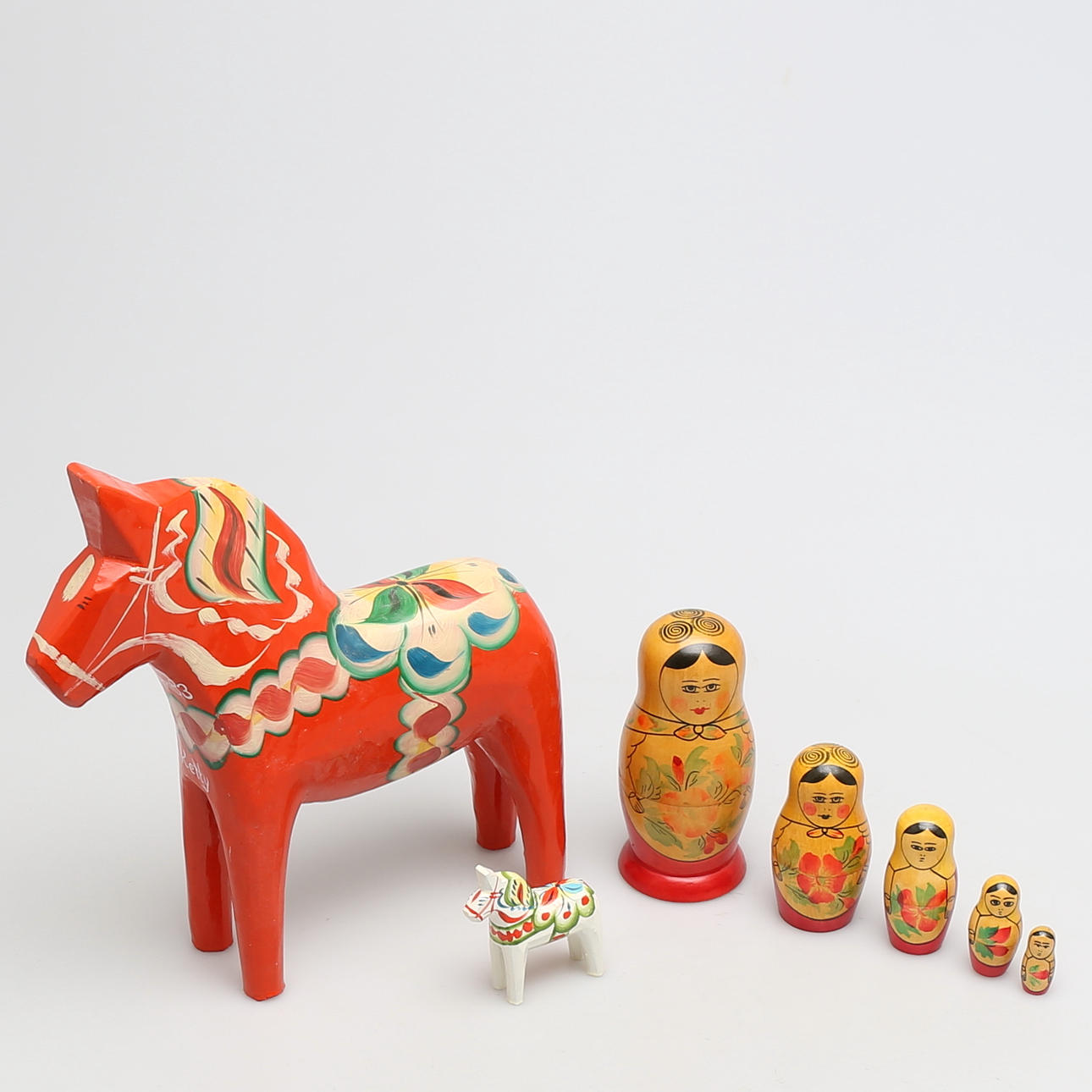 DALAHÄSTAR, 2 st, trä, medföljer Babushka. 1900-talets andra hälft.
