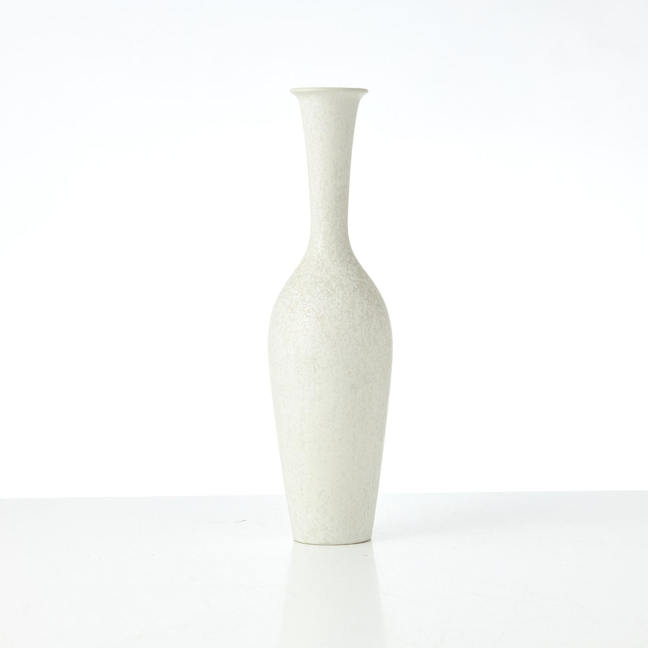 GUNNAR NYLUND. Vase, weiß glasiertes Steinzeug, signiert, Rörstrand.