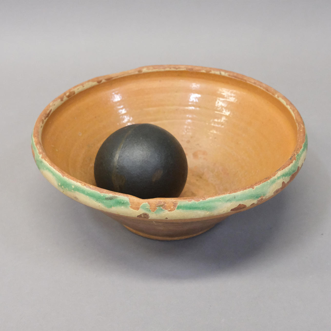 SENNEPSSKÅL MED JERNKULLE.