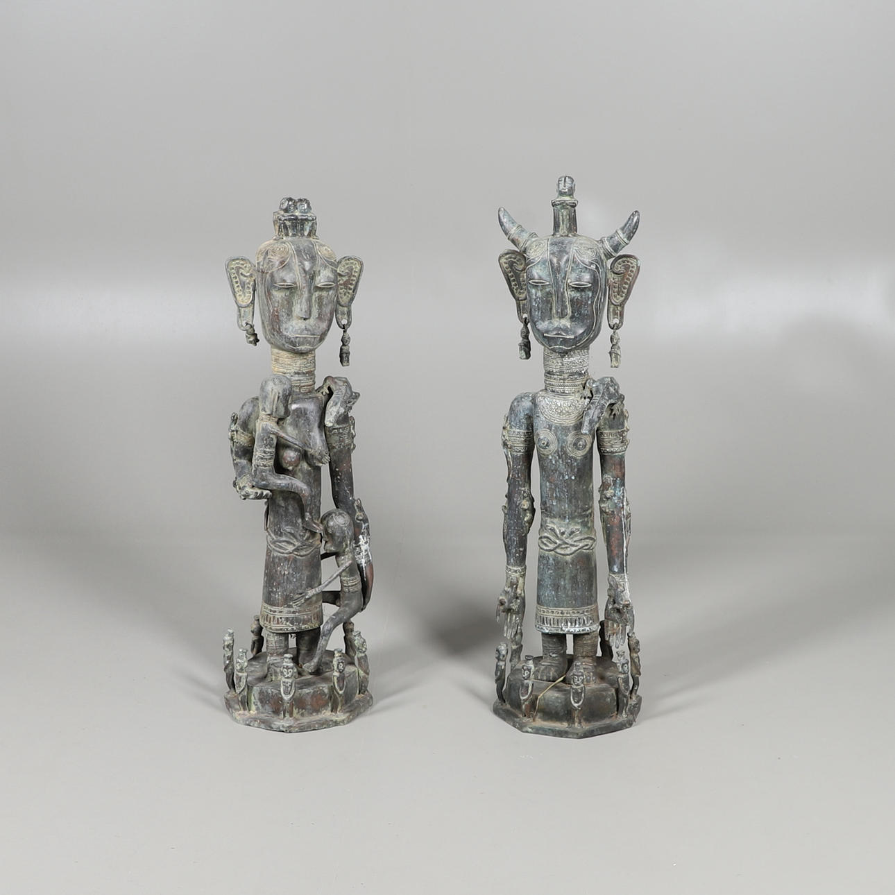 ETT PAR KOPPAR TRIBAL FIGURER.