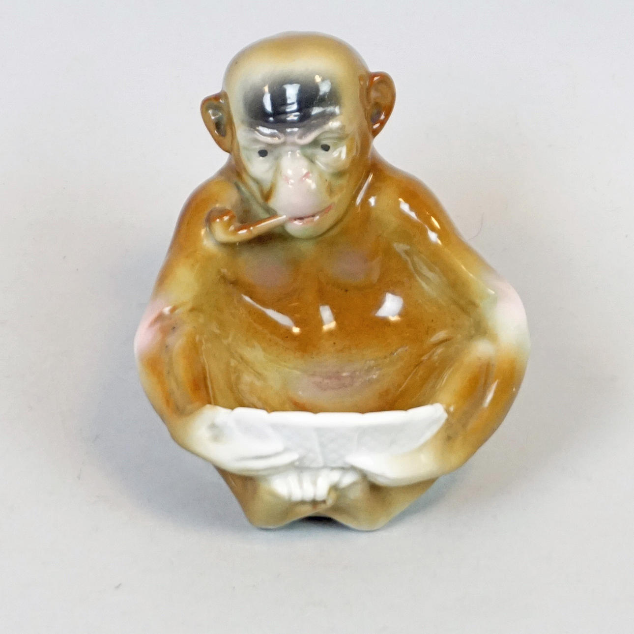 SITZENDORF, bowl/ashtray, representing monkey with pipe.