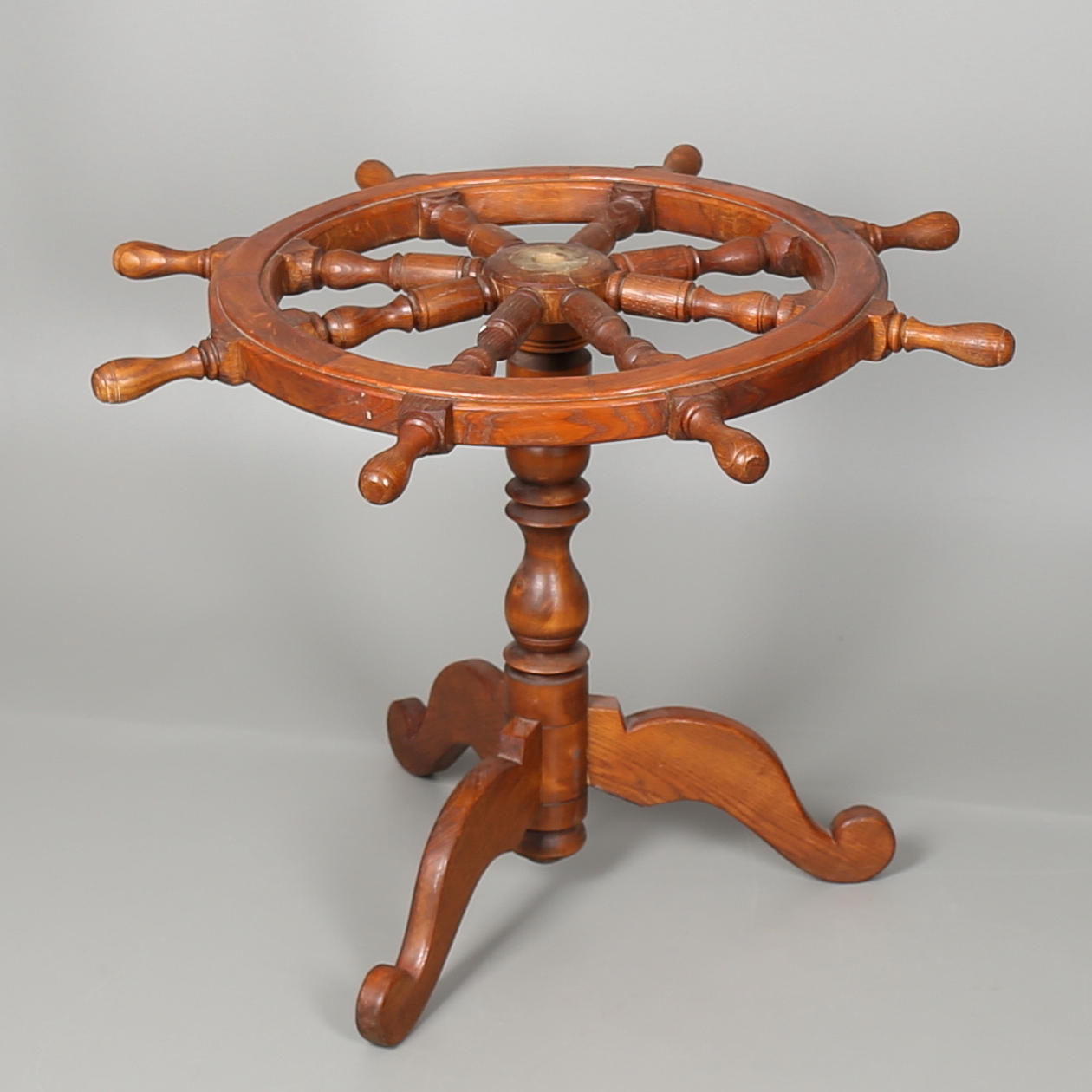 PRYDNADSBORD i trä, dekor av båtratt/roder. 1900-talets andra hälft.