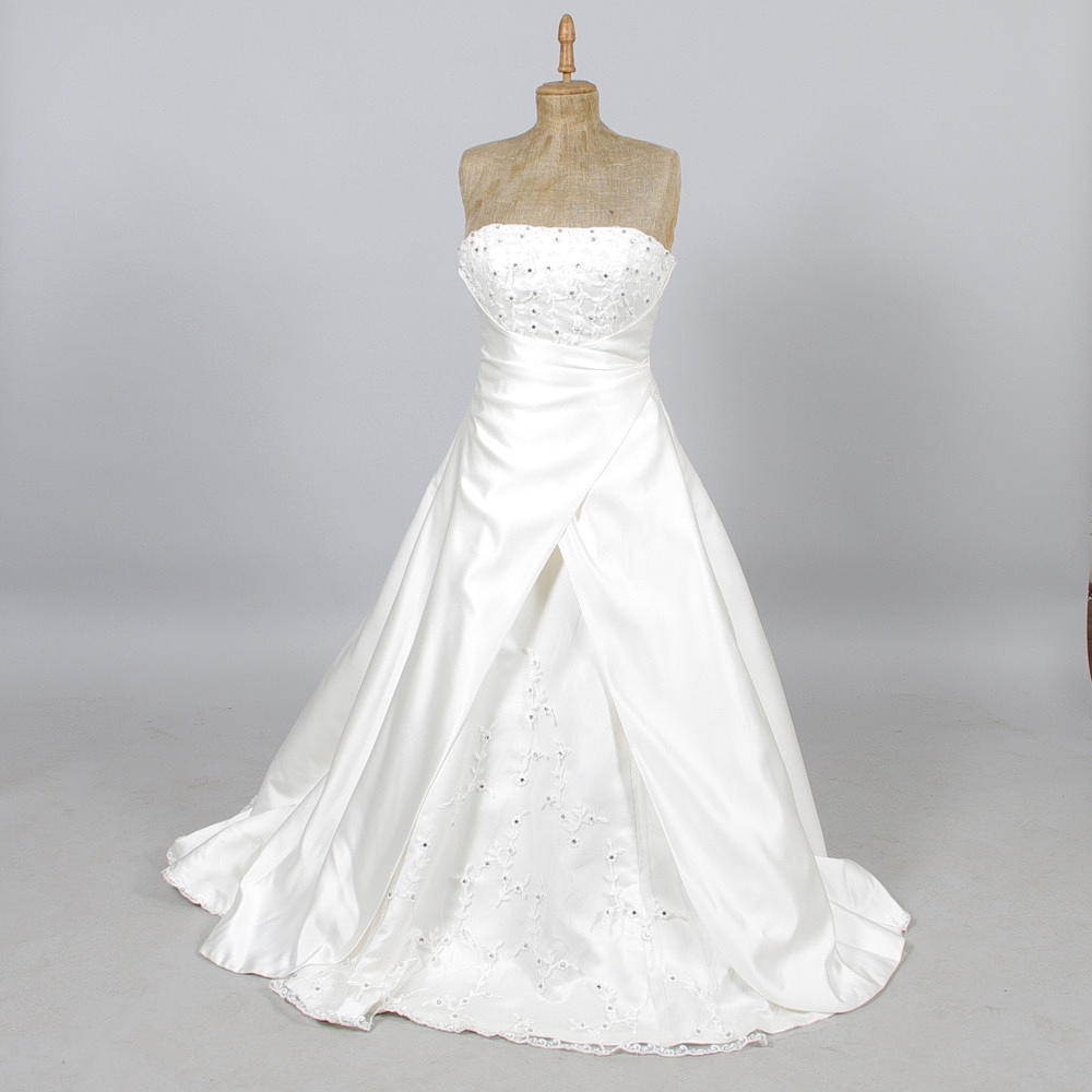 BRÖLLOPSKLÄNNING med tillbehör, duchesse med paljetter.