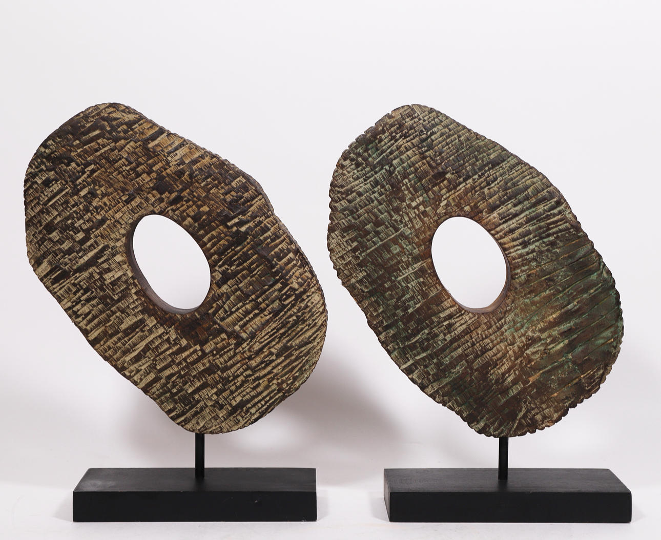 PAREJA DE ESCULTURAS ABSTRACTAS EN MADERA.