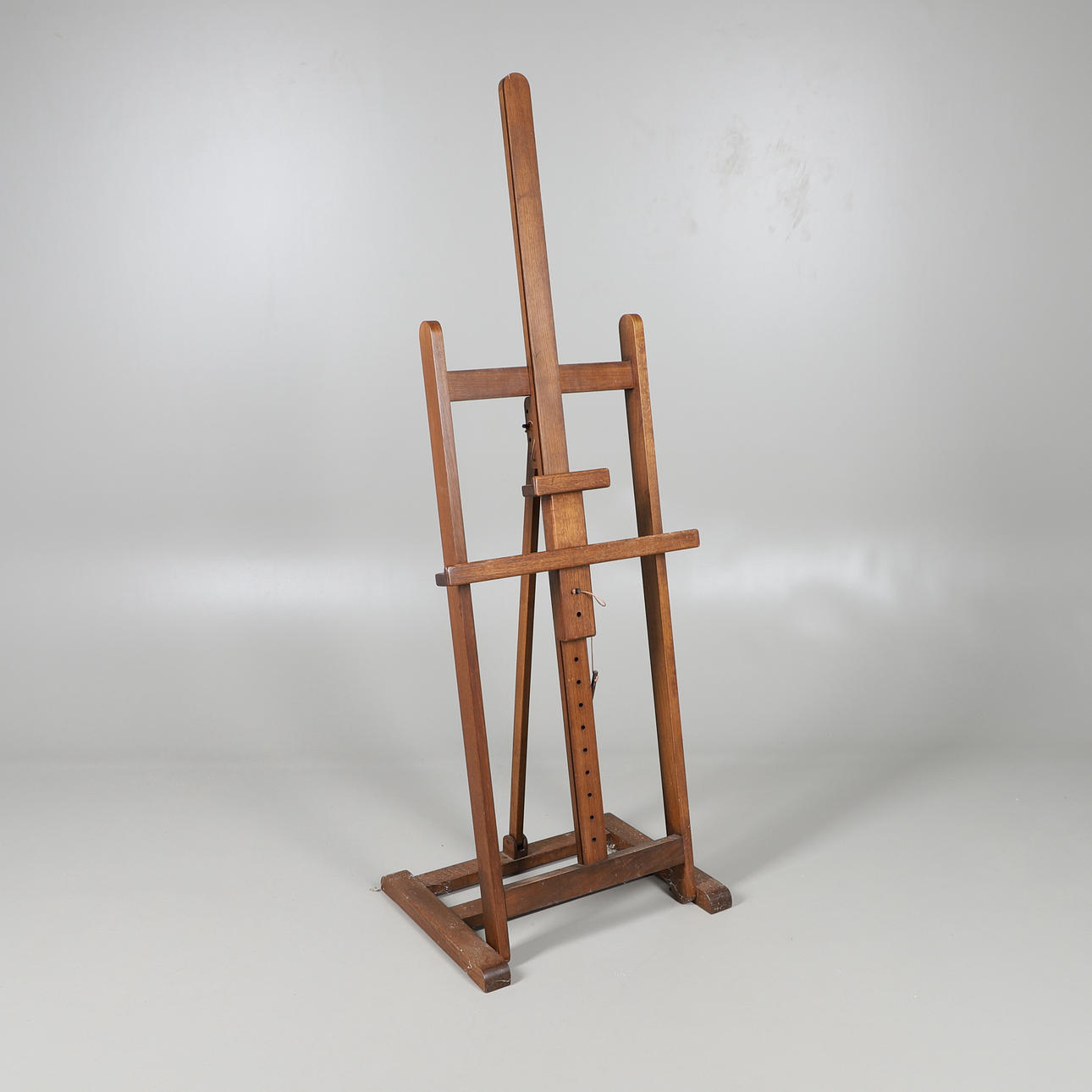 UN CABALLETE EXTENSIBLE DE ROBLE.