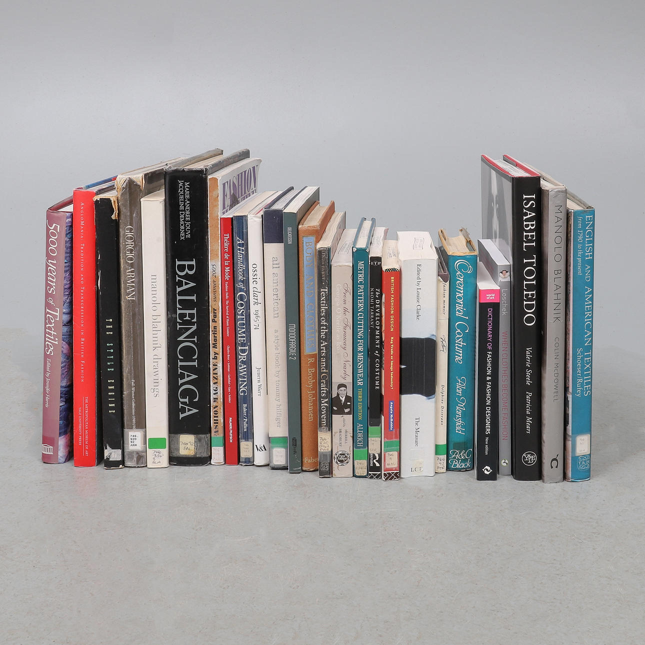 EN SAMLING AV 26 BÖCKER OM TEXTILIER OCH MODE.