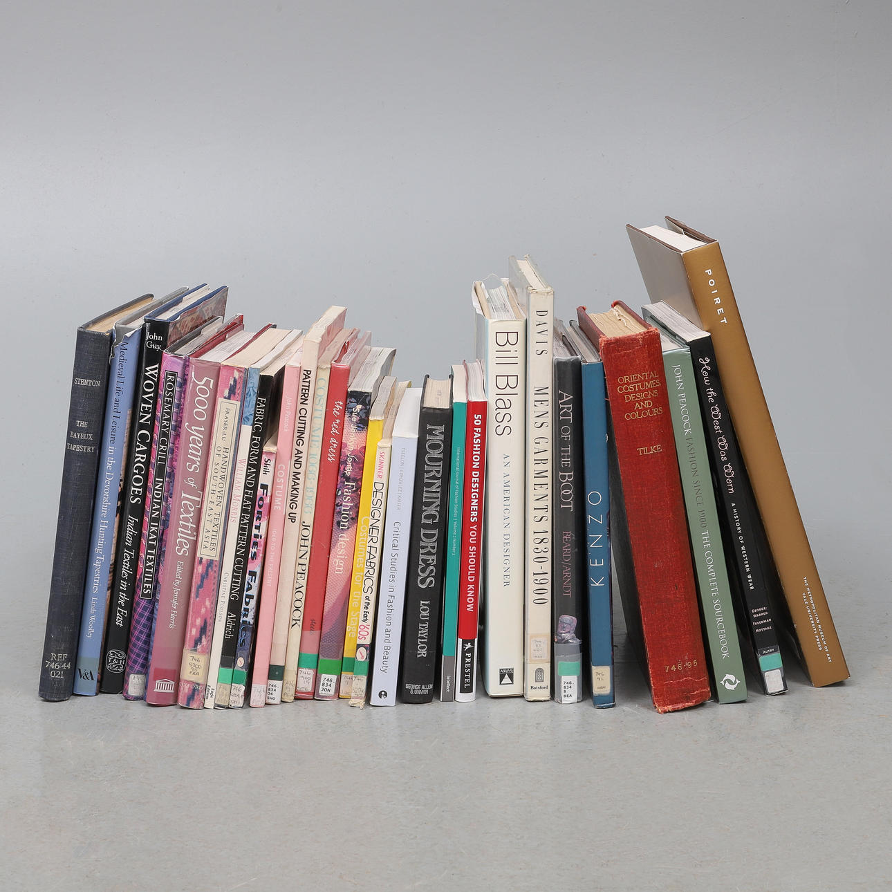 EN SAMLING AV 28 BÖCKER OM TEXTILIER OCH MODE.