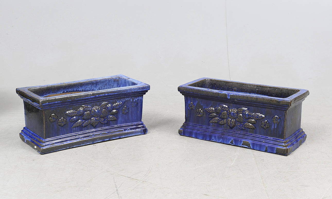 BLOMSTERLÅDOR, ett par, keramik, 2000-tal.