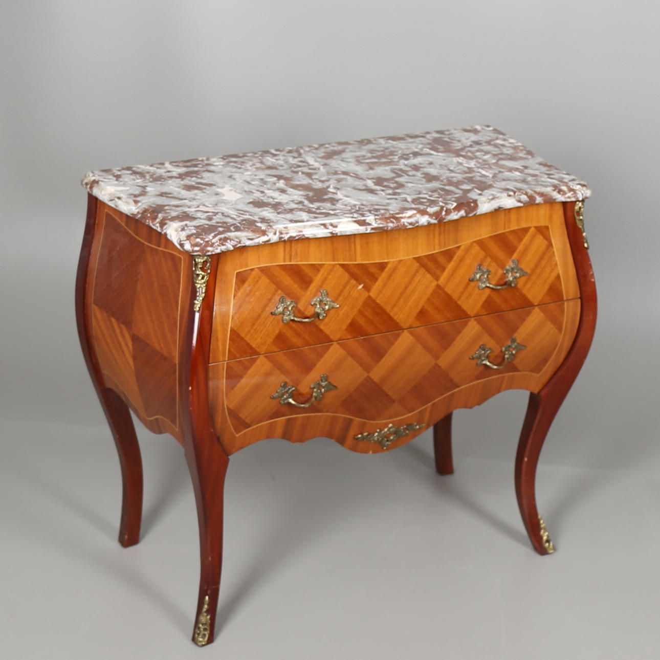 BYRÅ med marmorskiva, 3-lådig, mahognyfaner/intarsia, rokokostil, 1900-tal.