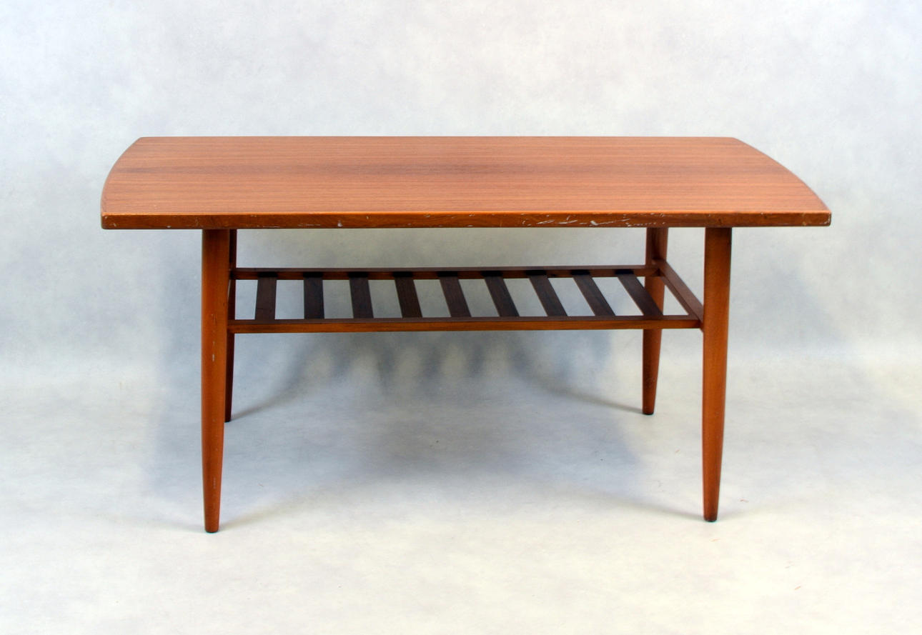 SOFFBORD. Teak. 1950/60-tal. Med underliggande tidningshylla.