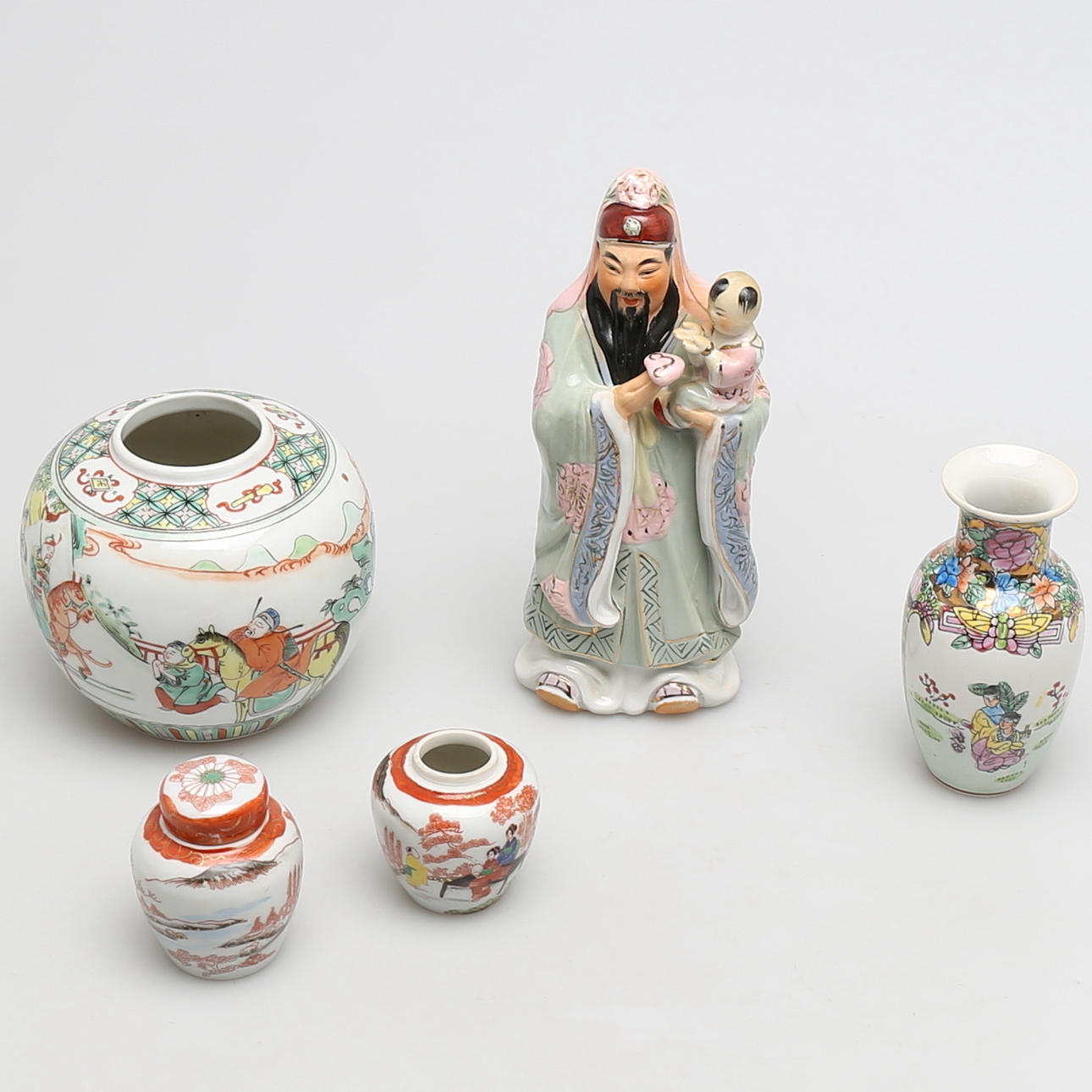PARTI ORIENTALISKT porslin, 5 delar, bl a Fu Lu Shou-figurin (Fu) och lockurna.