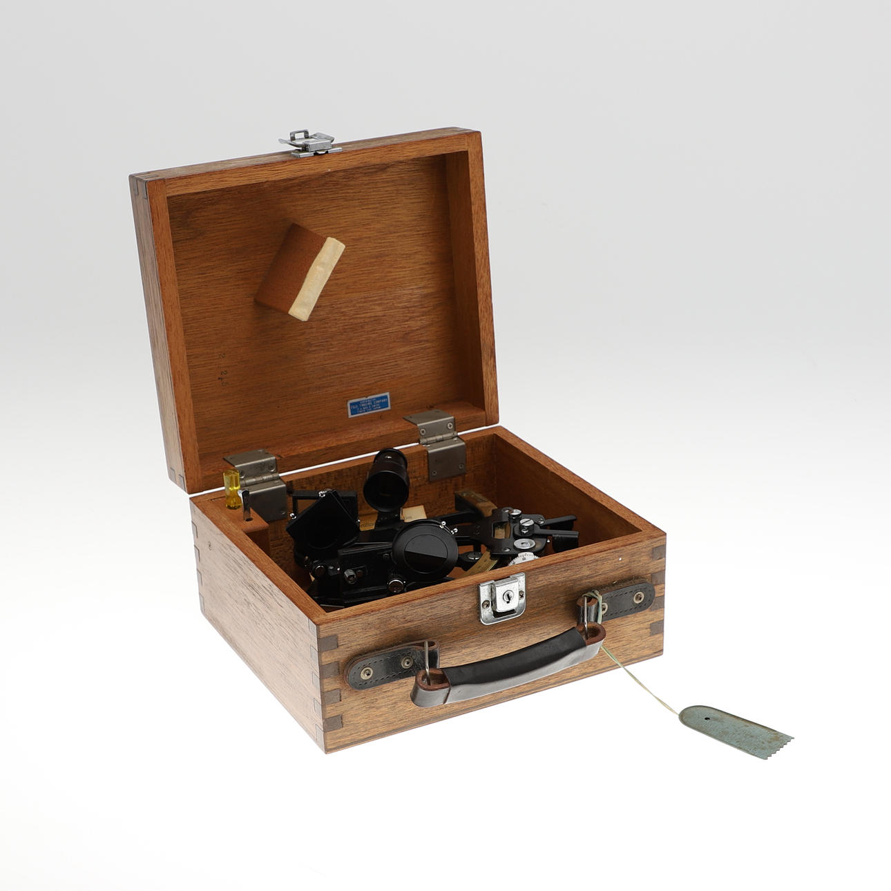 AN F SMITH & SON (SOUTHAMPTON) BOXED SEXTANT.