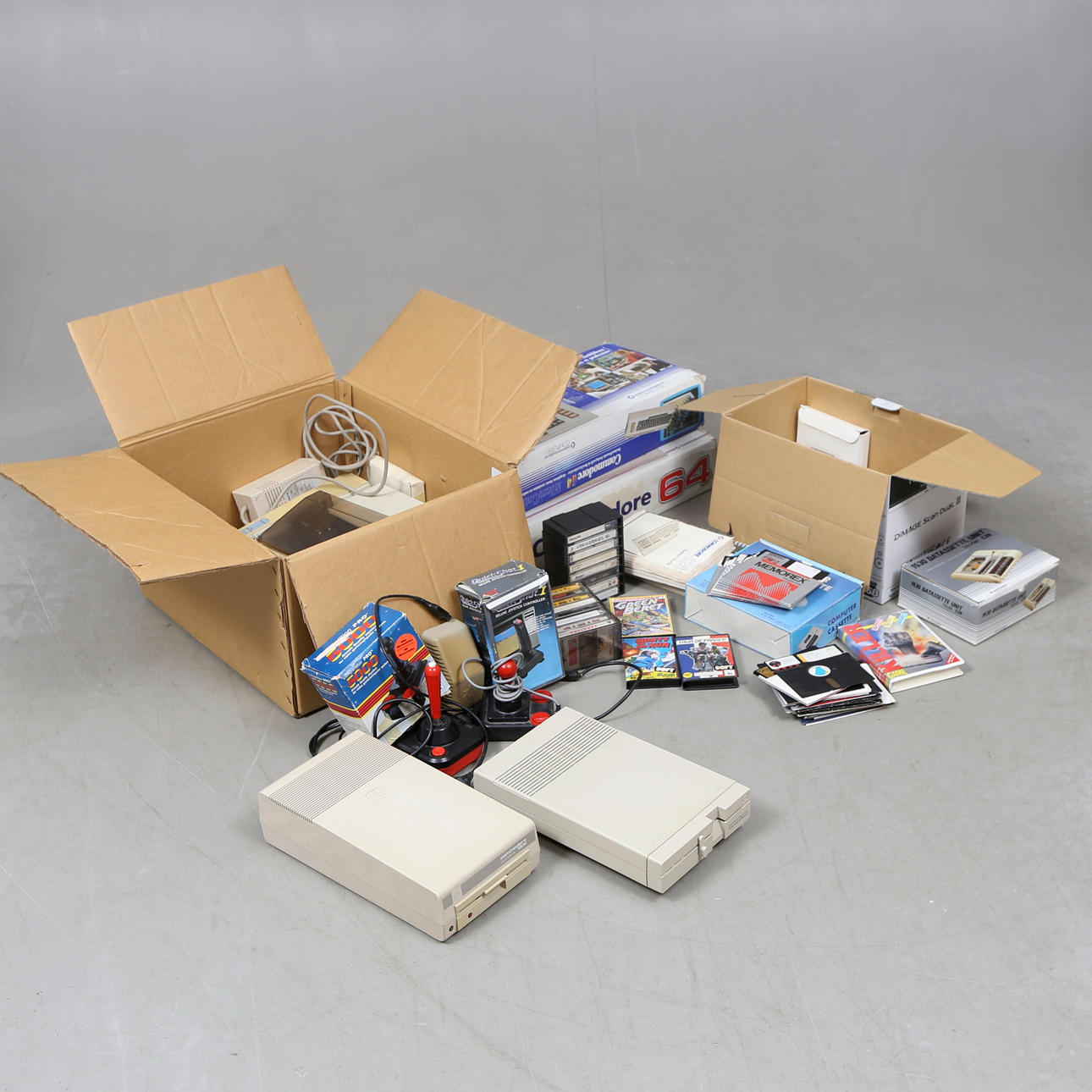 COMPUTERS, 3 pcs, Commodore with accessories.