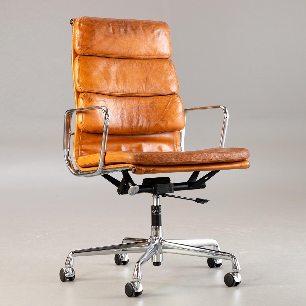 CHARLES & RAY EAMES. Vitra. Kontorstol / kontorstol. Softpad 'EA 219', cognacfarvet.