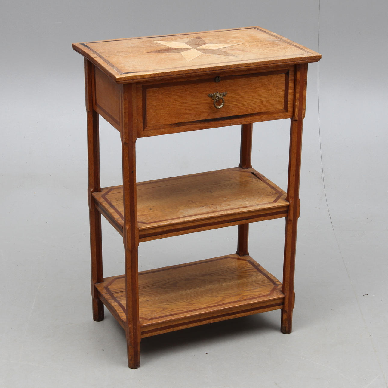 TIDNINGSBORD, med låda, 1900-talets början.