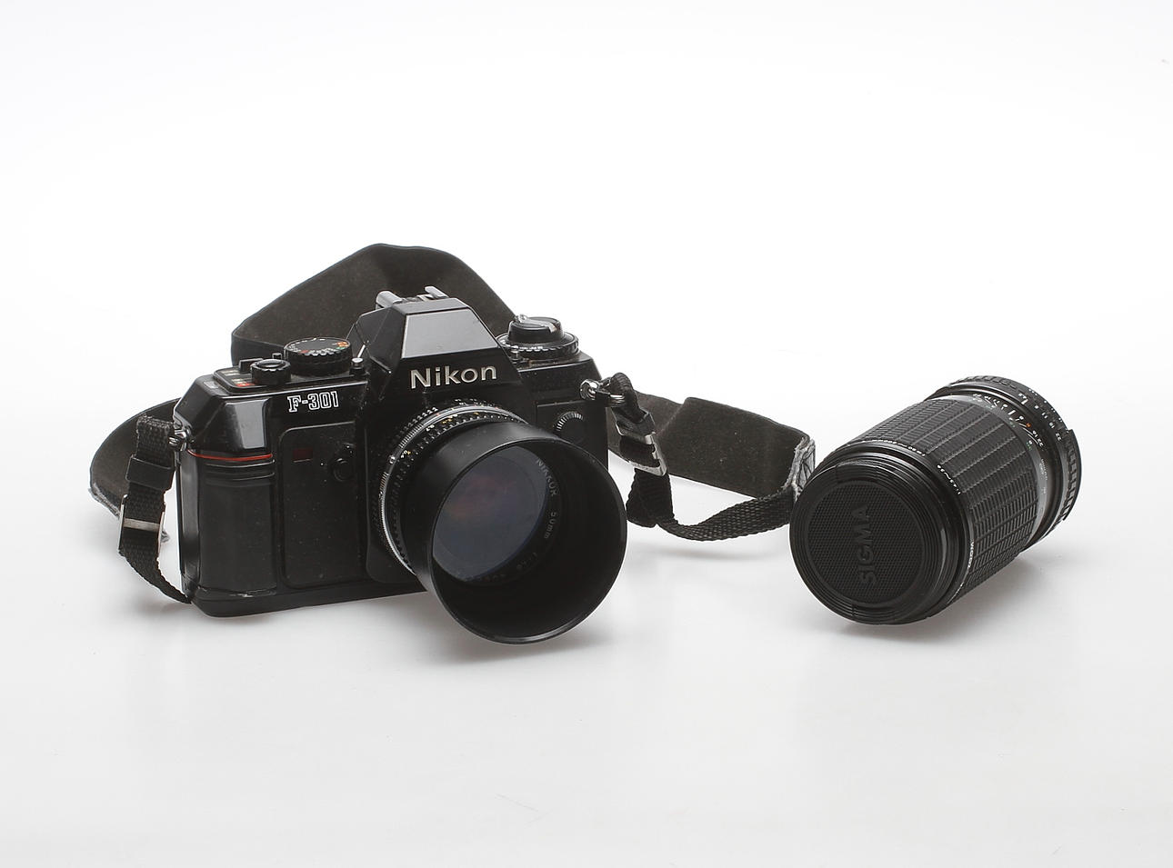 KAMERA, Nikon F-301 med OBJEKTIV, 2 st.