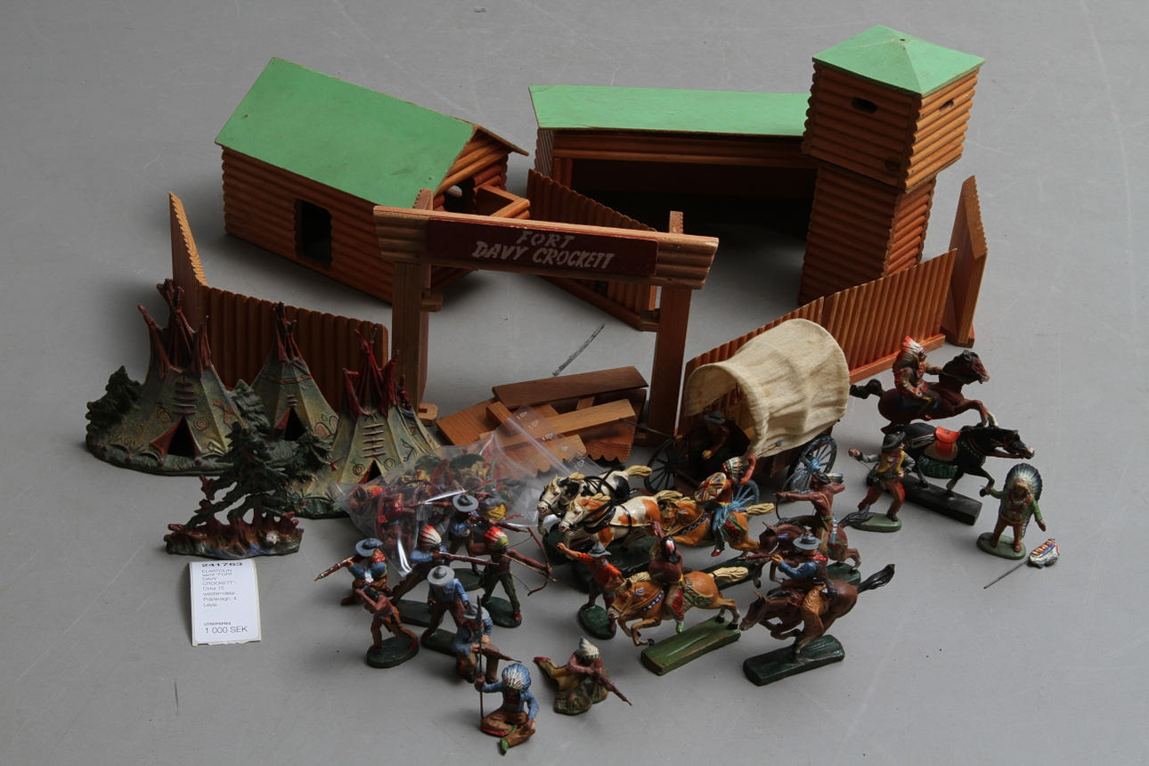 ELASTOLIN samt "FORT DAVY CROCKETT". Cirka 15 westerndelar . Prärievagn. 4 Leyla.