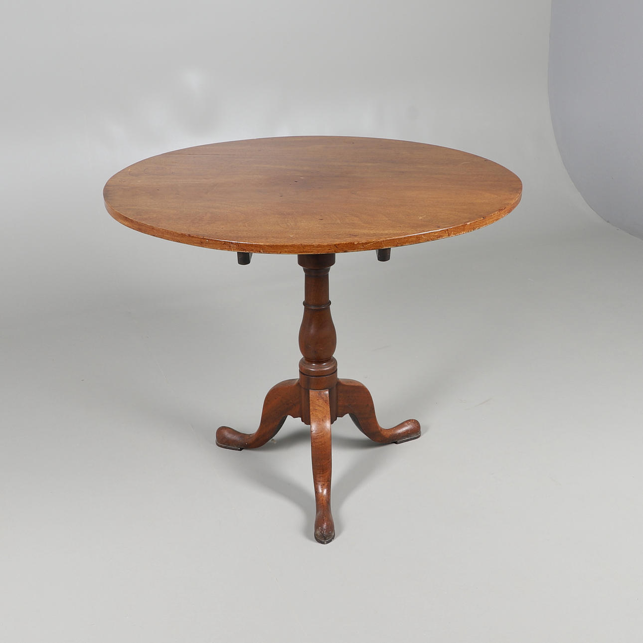 A MAHOGANY CIRCULAR TILT TOP TRIPOD TABLE.