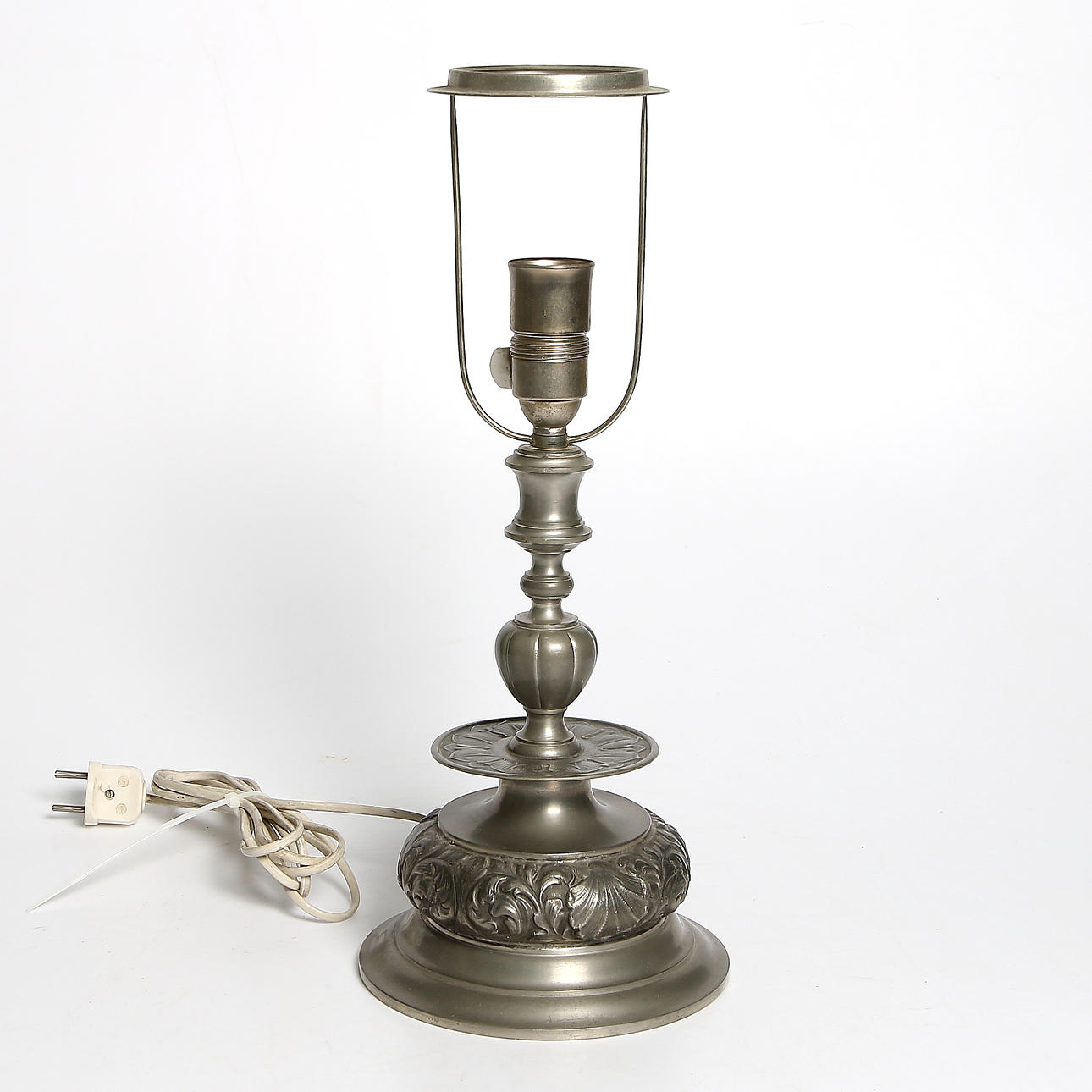 BORDSLAMPA, tenn, stämplad "Sv. M", sannolikt Nyköping. 1900-talets första del.