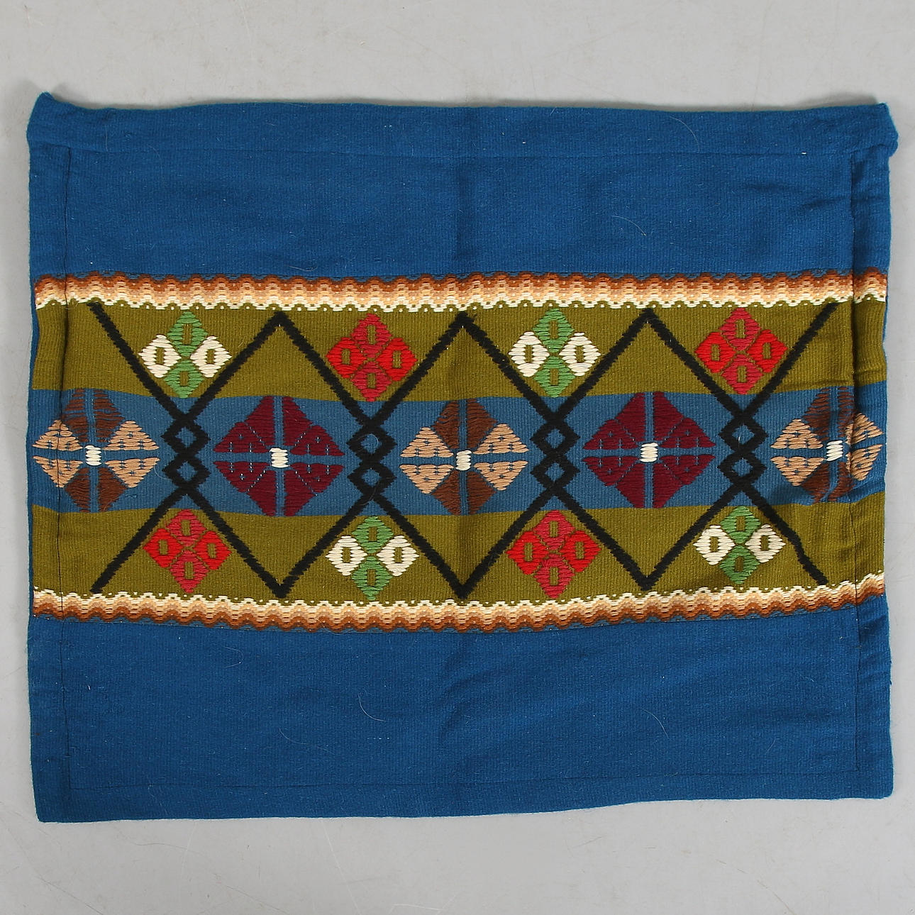 VÄVNADER / DRAPERIER samt KUDDVAR, 3 delar, Jugend. Sekelskiftet 1800/1900.