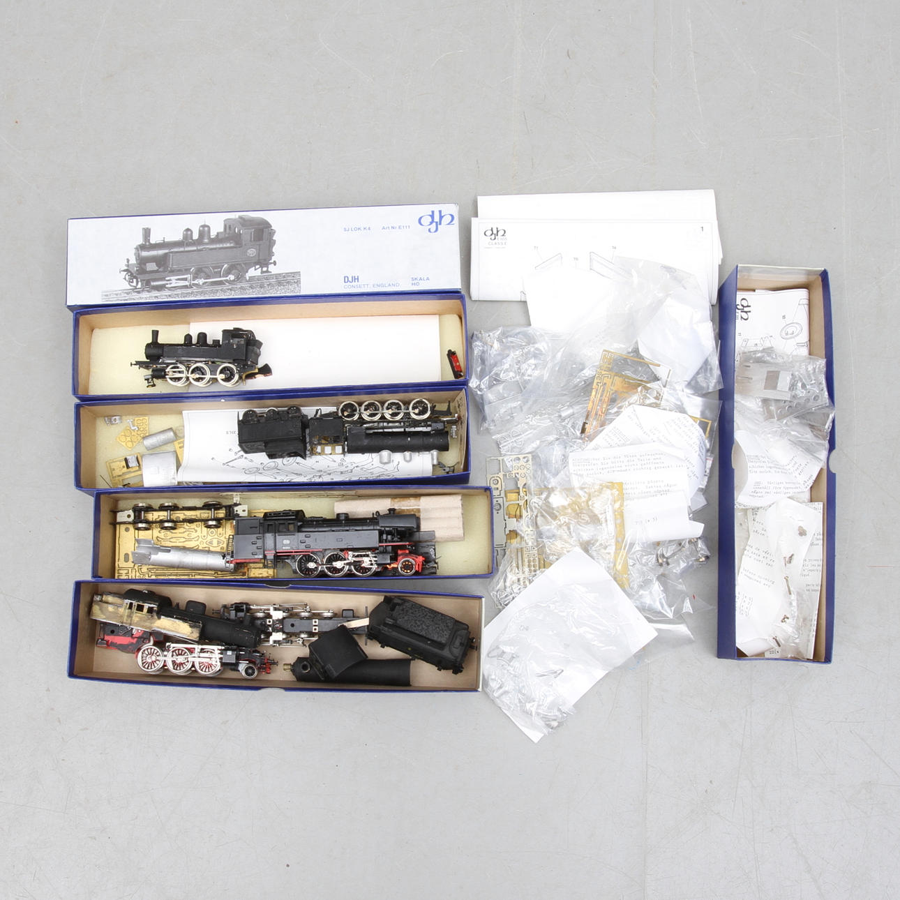 MODELLTÅG Byggsatser och delvis byggda svenska lok. DJH, FLEISCHMANN bland annat. 5 stycken. 3 originalkartonger.