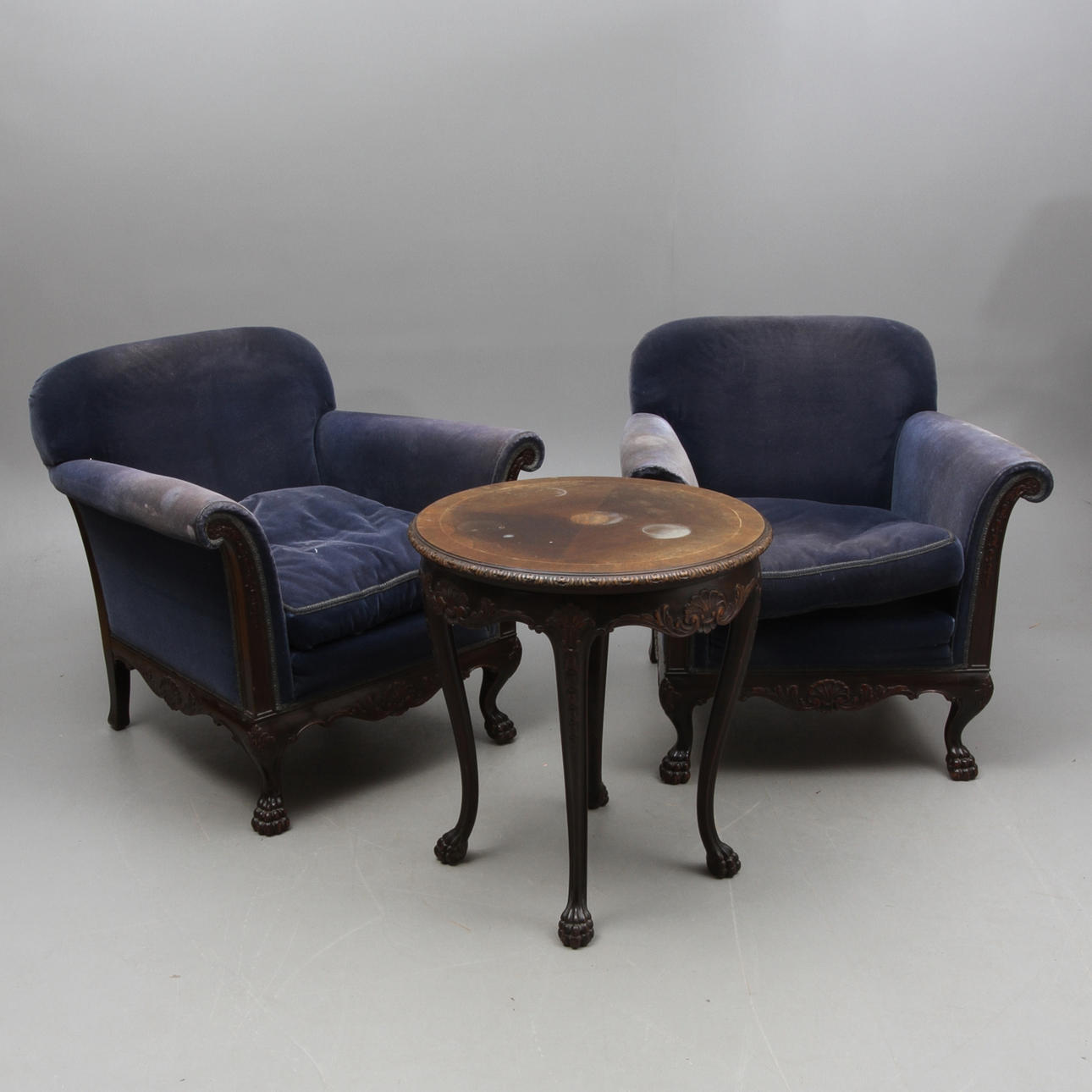 FÅTÖLJER 1 par samt SALONGSBORD, 1900-tal.