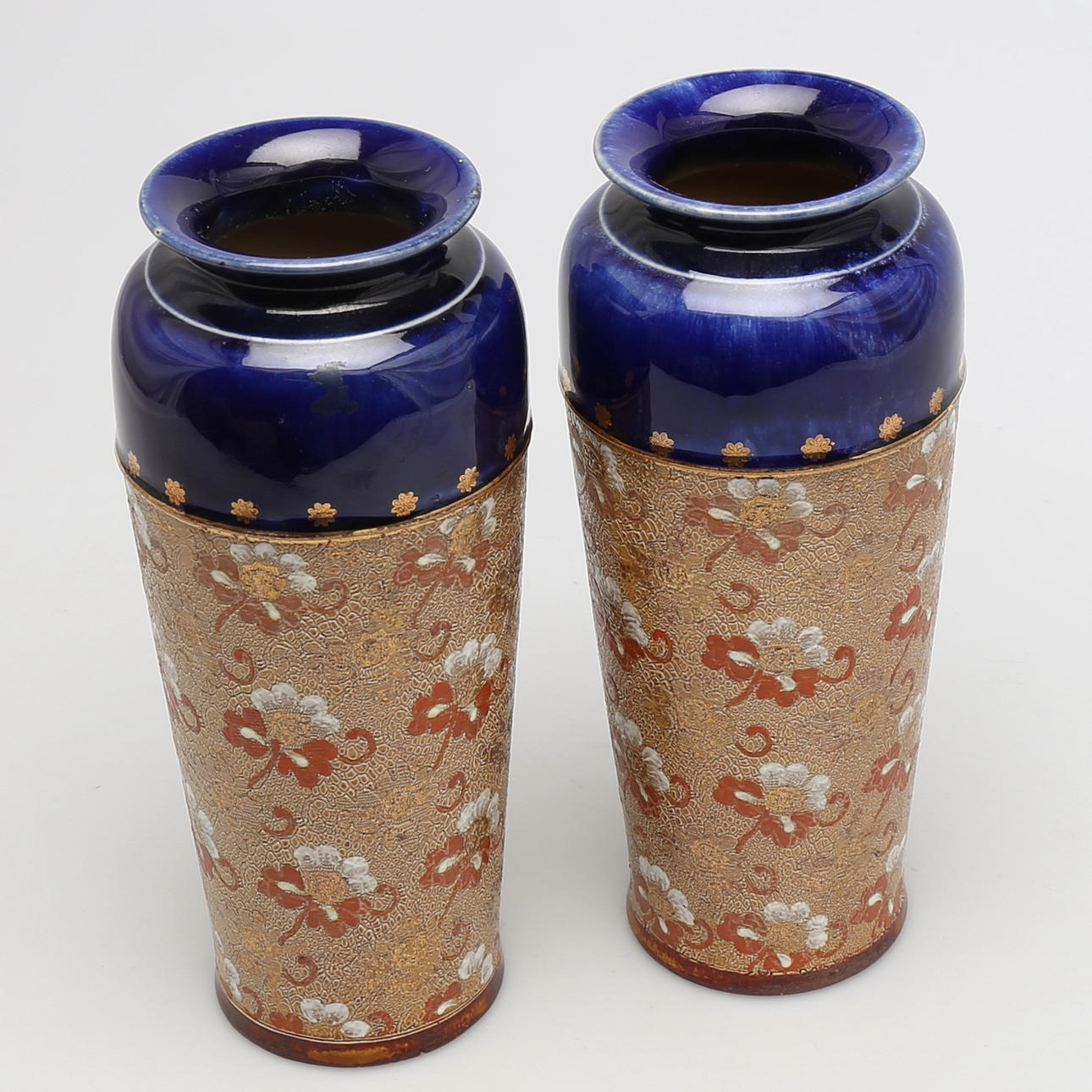 VASER i stengods, ett par, Royal Doulton, England. 1900-talets första hälft.