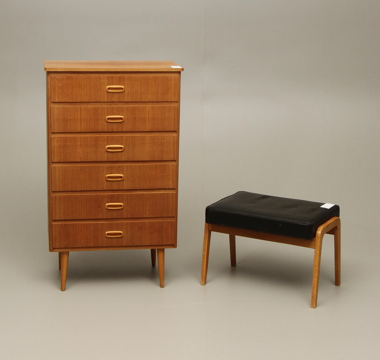 BYRÅ, teak, 1960-tal samt FOTPALL, bok, 1960-tal.