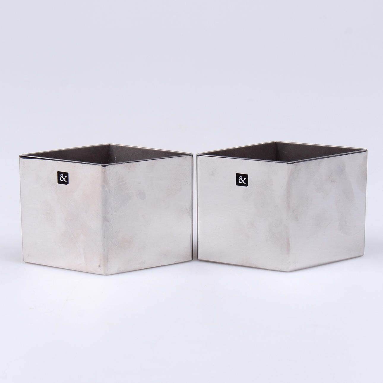 LJUSSTAKAR, ett par, Sigurd Persson, Cultura Metall, signerade och daterade 1993.