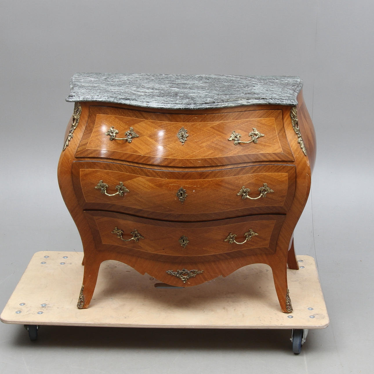 BYRÅ, med stenskiva, rokokostil, 1900-tal.