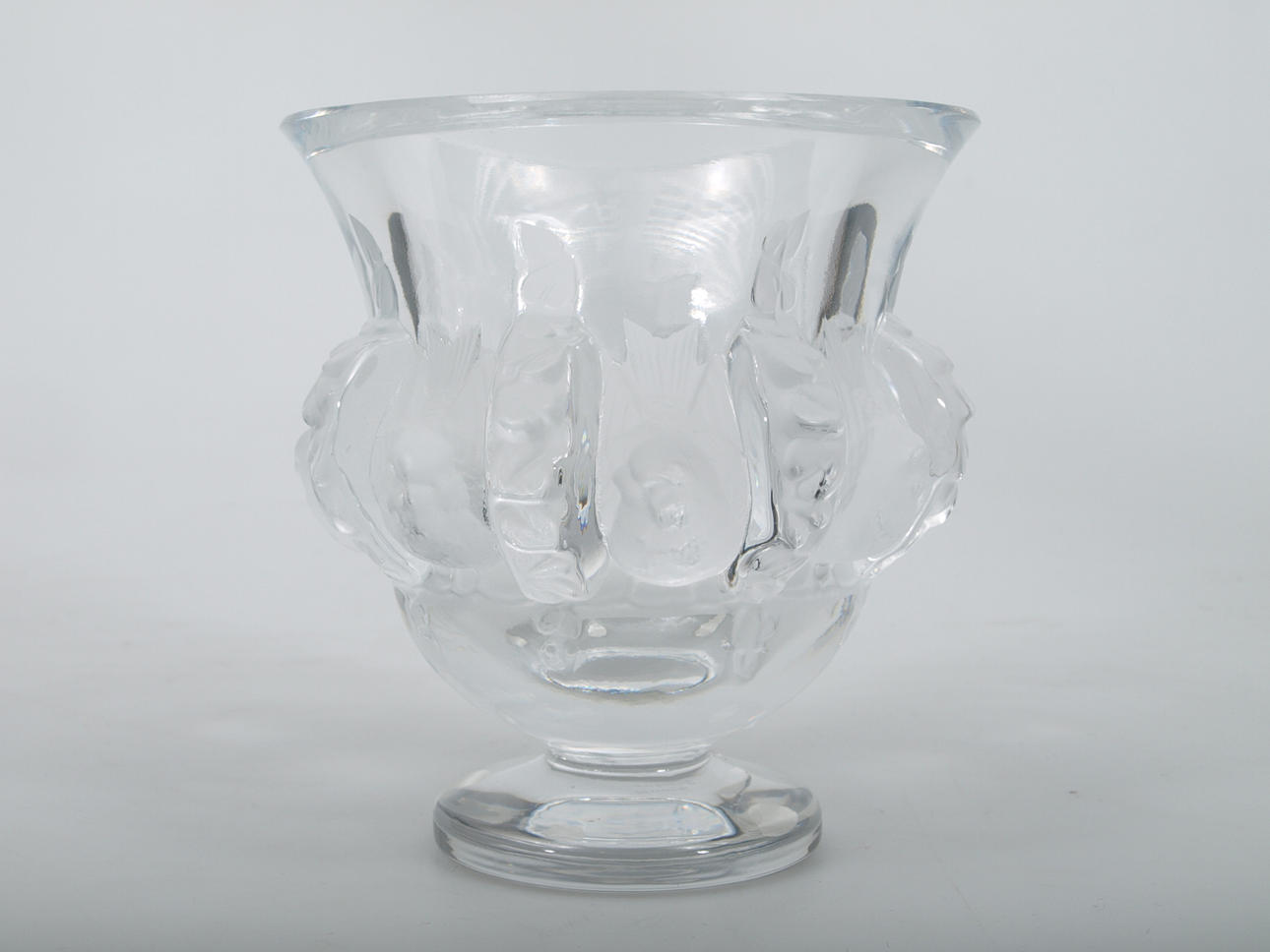 SKÅL PÅ HÖG FOT, glas. Lalique, Frankrike.