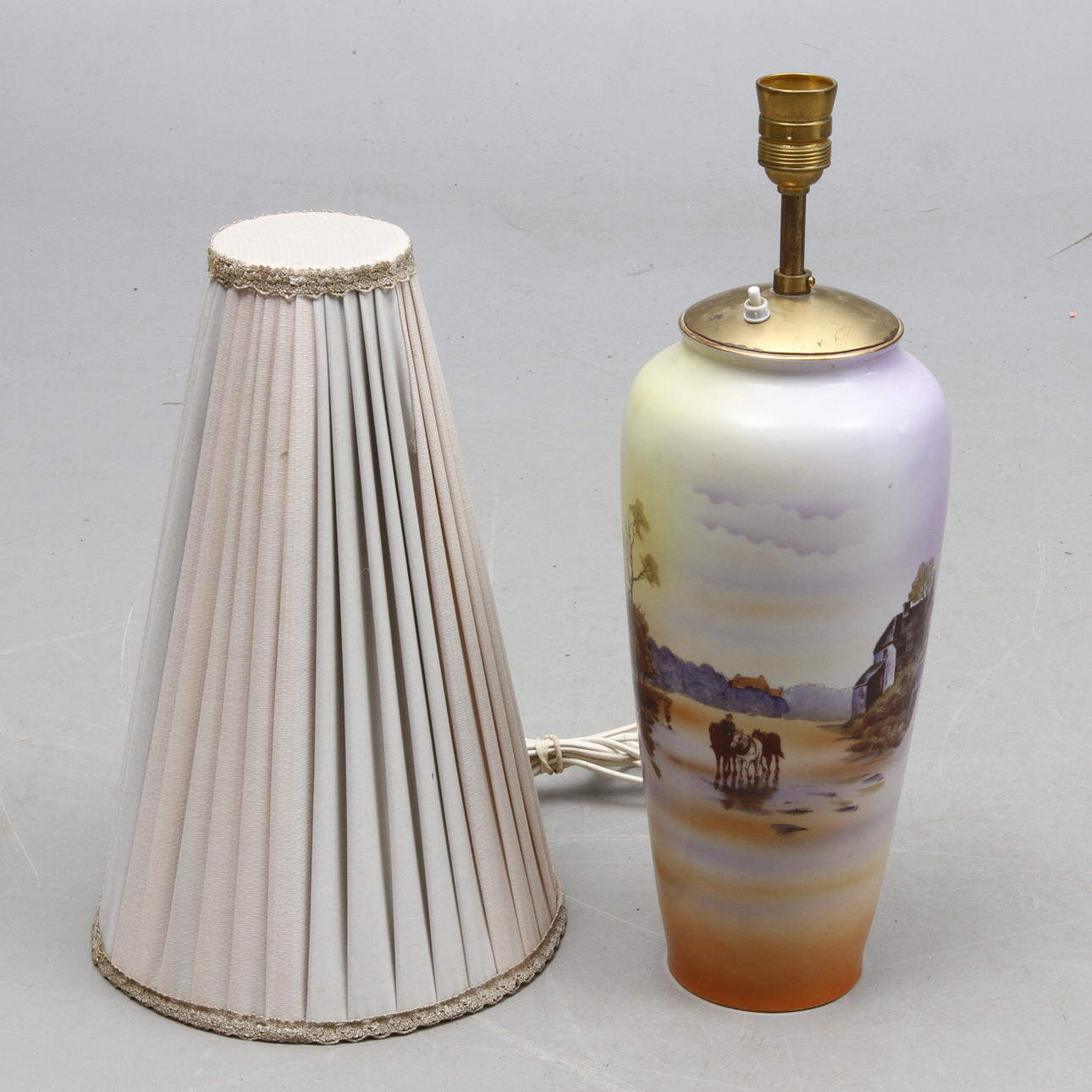 BORDSLAMPA, porslin, Victoria China Czechoslovakia.