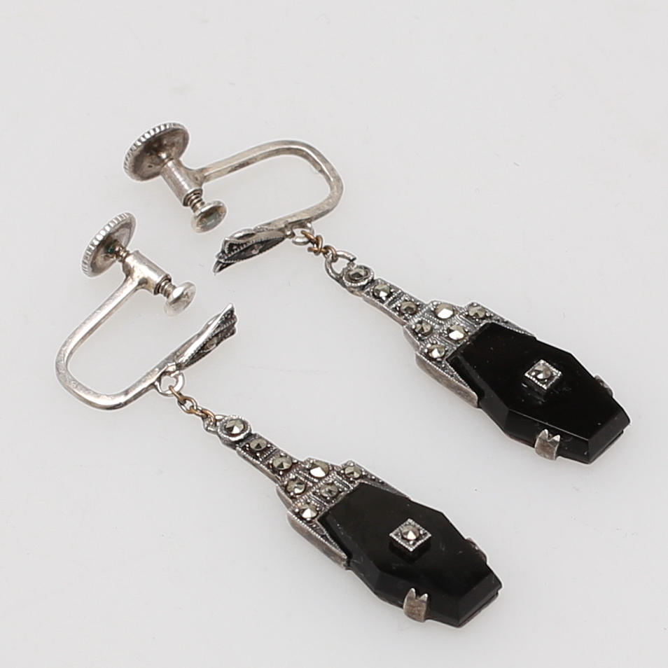 ÖRHÄNGEN, ett par, art deco, silverfattning med onyx och markasiter.