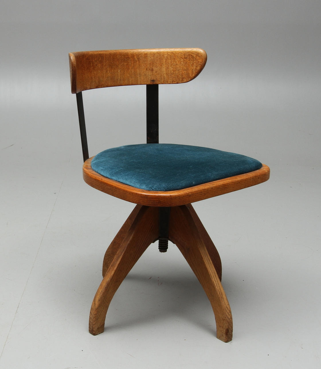 SKRIVBORDSSTOL, ASKI A. B. Kontorsmöblerindustrier, 1900-talets första hälft.