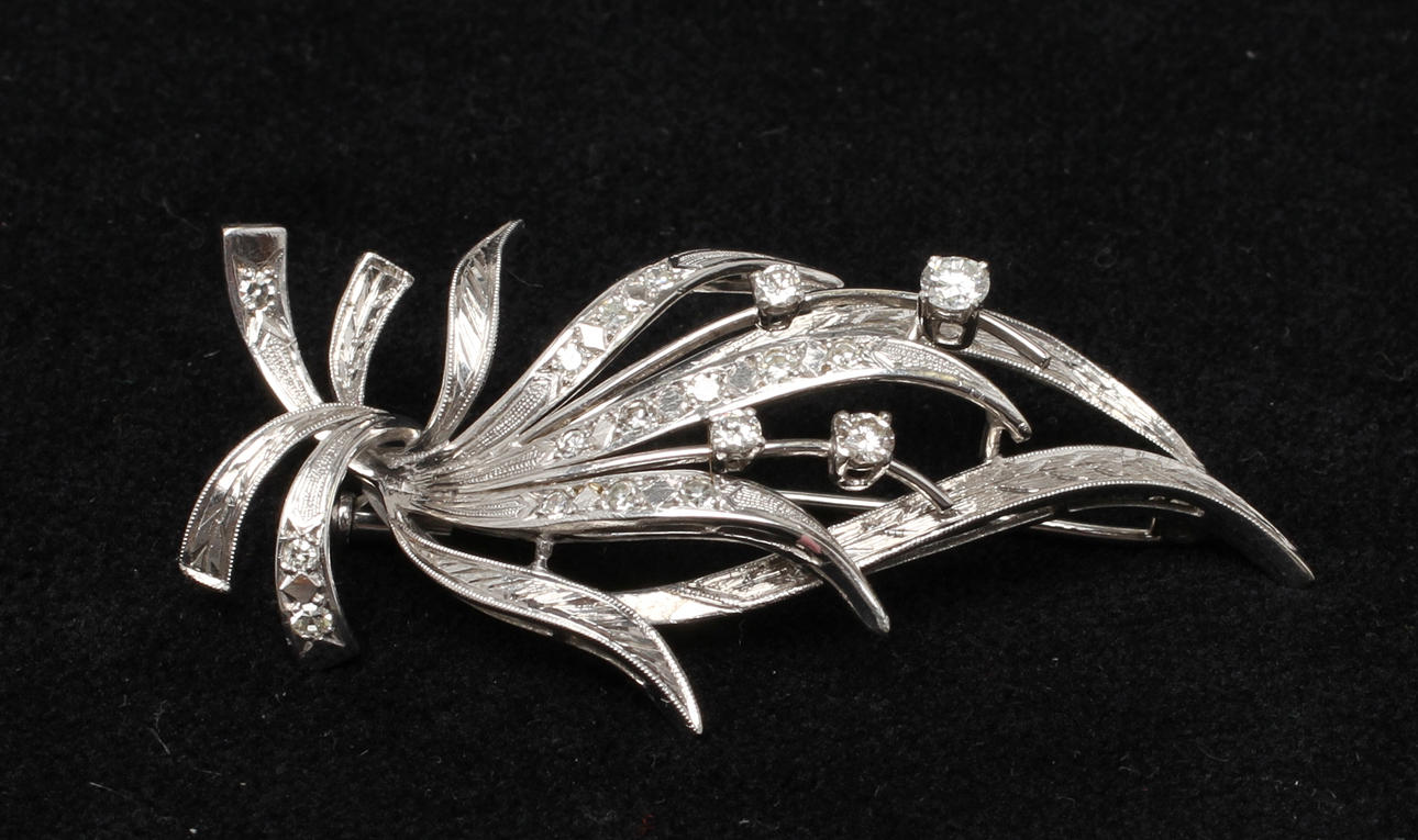 BROSCH, 18k vitguld med briljanter om tot ca 0,5 ct. Tot vikt 9,5 gram.