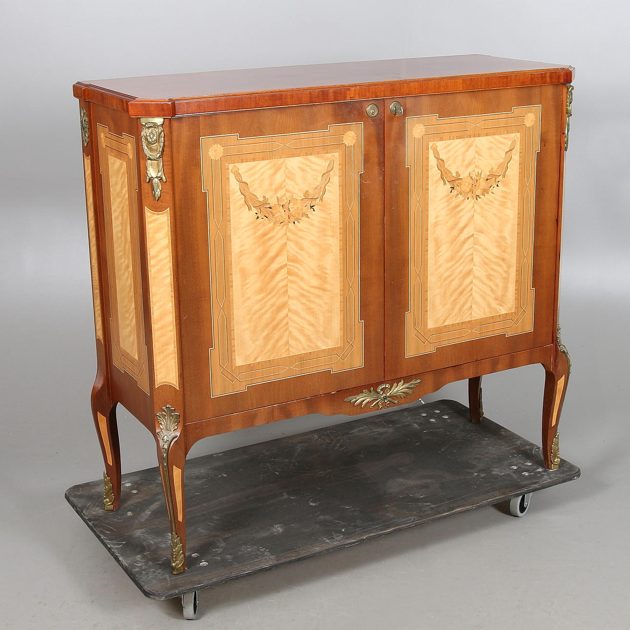 VITRIN/BARSKÅP, Gustaviansk stil. 1900-talets mitt.