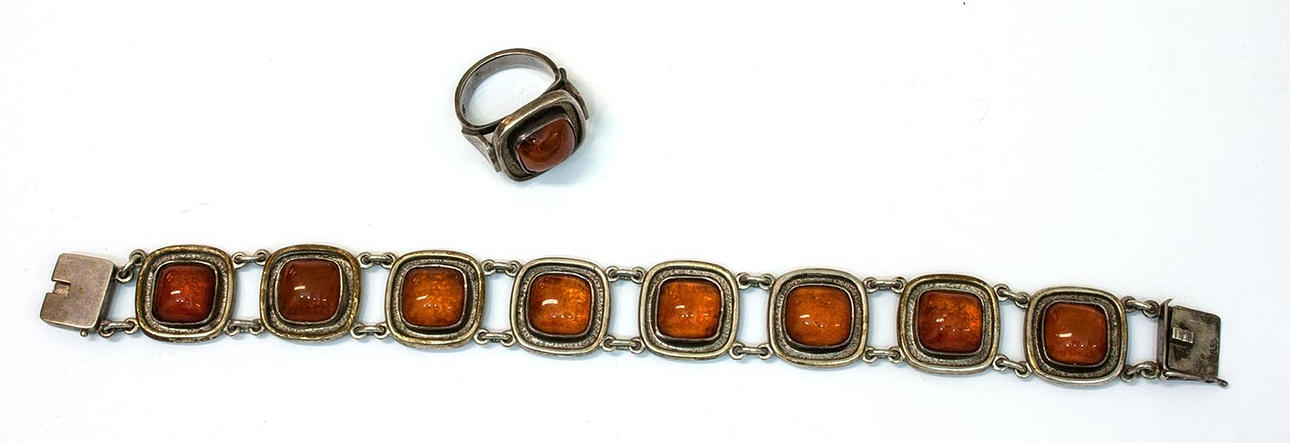 ARMBAND och RING.